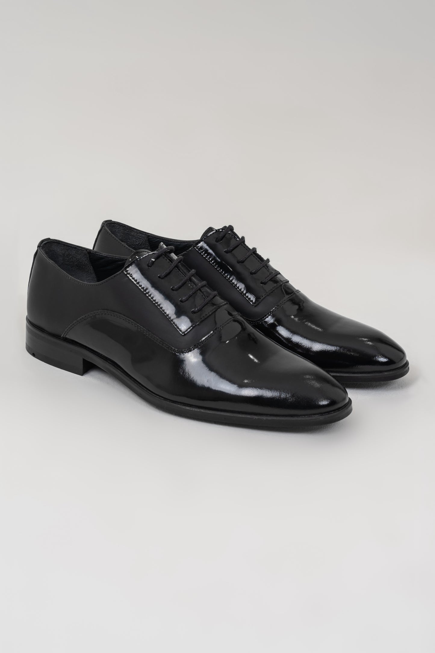 Classic Lace-Up Shoes for Men, Perfect for Formal and Business Attire.