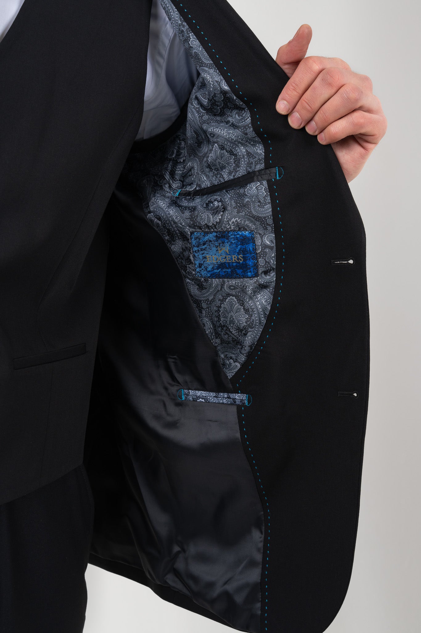 Black wedding suit with a tailored Slim fit.