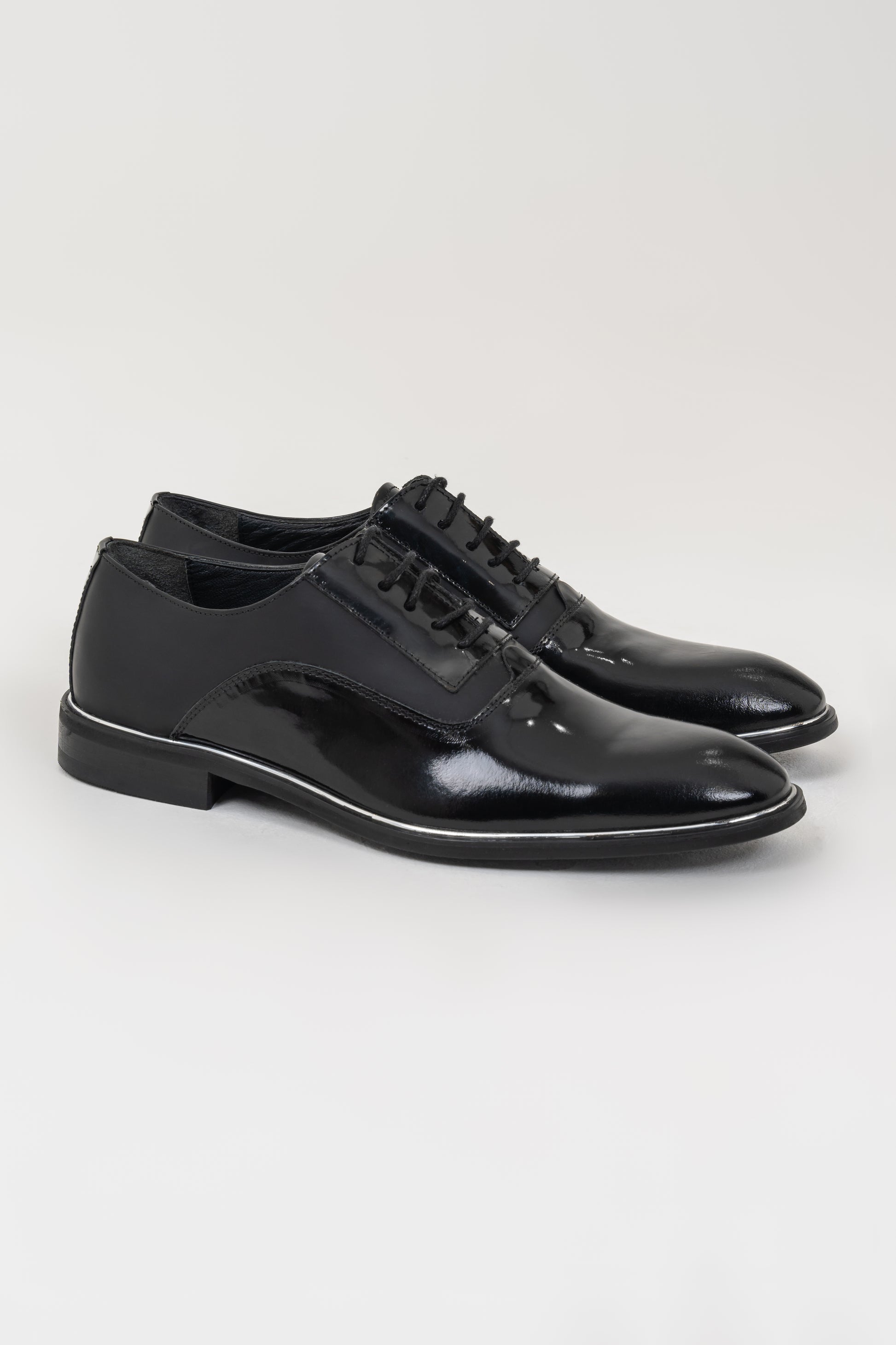 Classic Black Shoes Designed for Weddings, Adding Elegance to Men's Formal Wear.