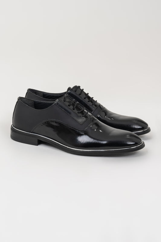 Classic Black Shoes Designed for Weddings, Adding Elegance to Men's Formal Wear.