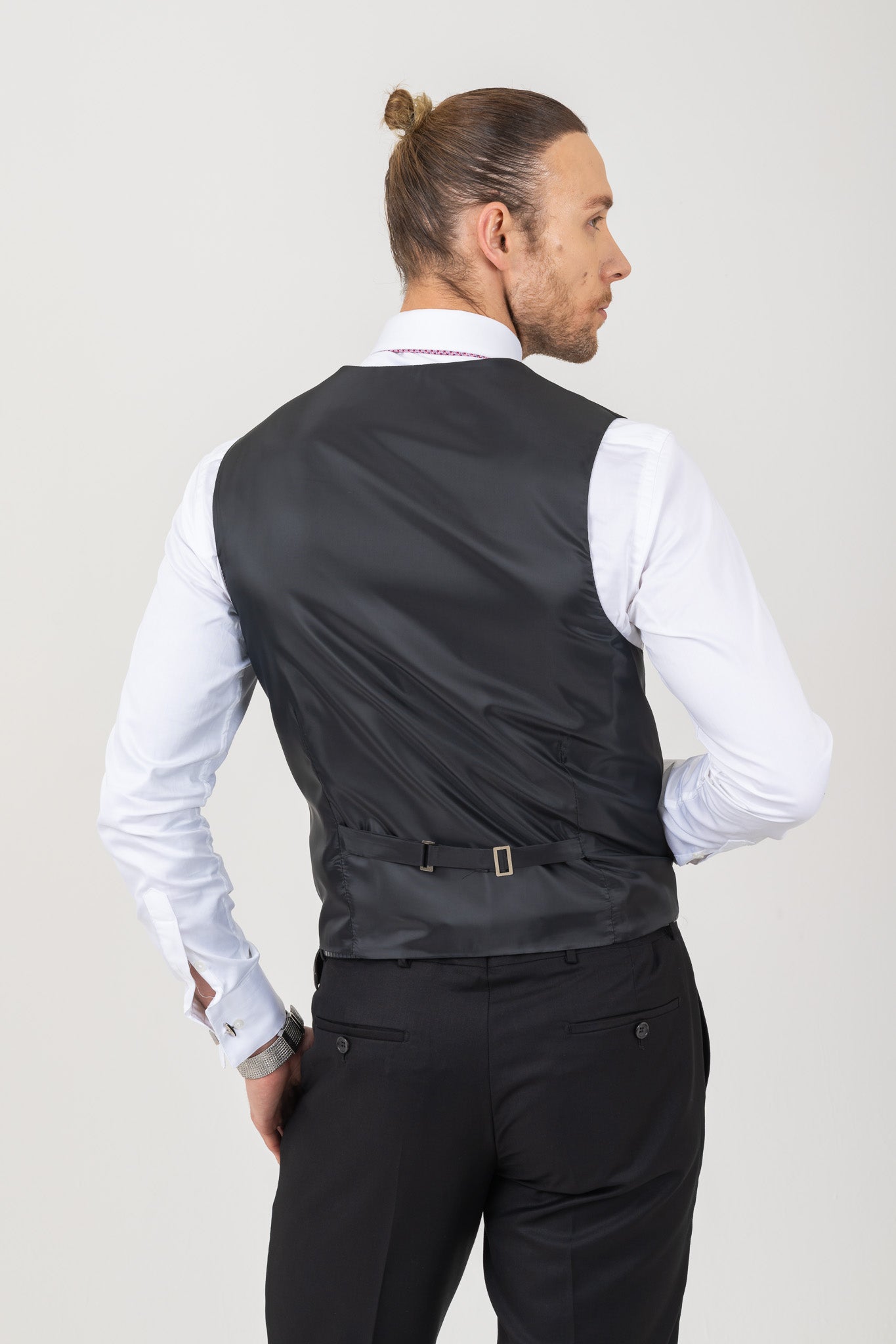 Sleek and well-fitted vest, suitable for both formal events and casual wear, adding a touch of elegance to any ensemble.
