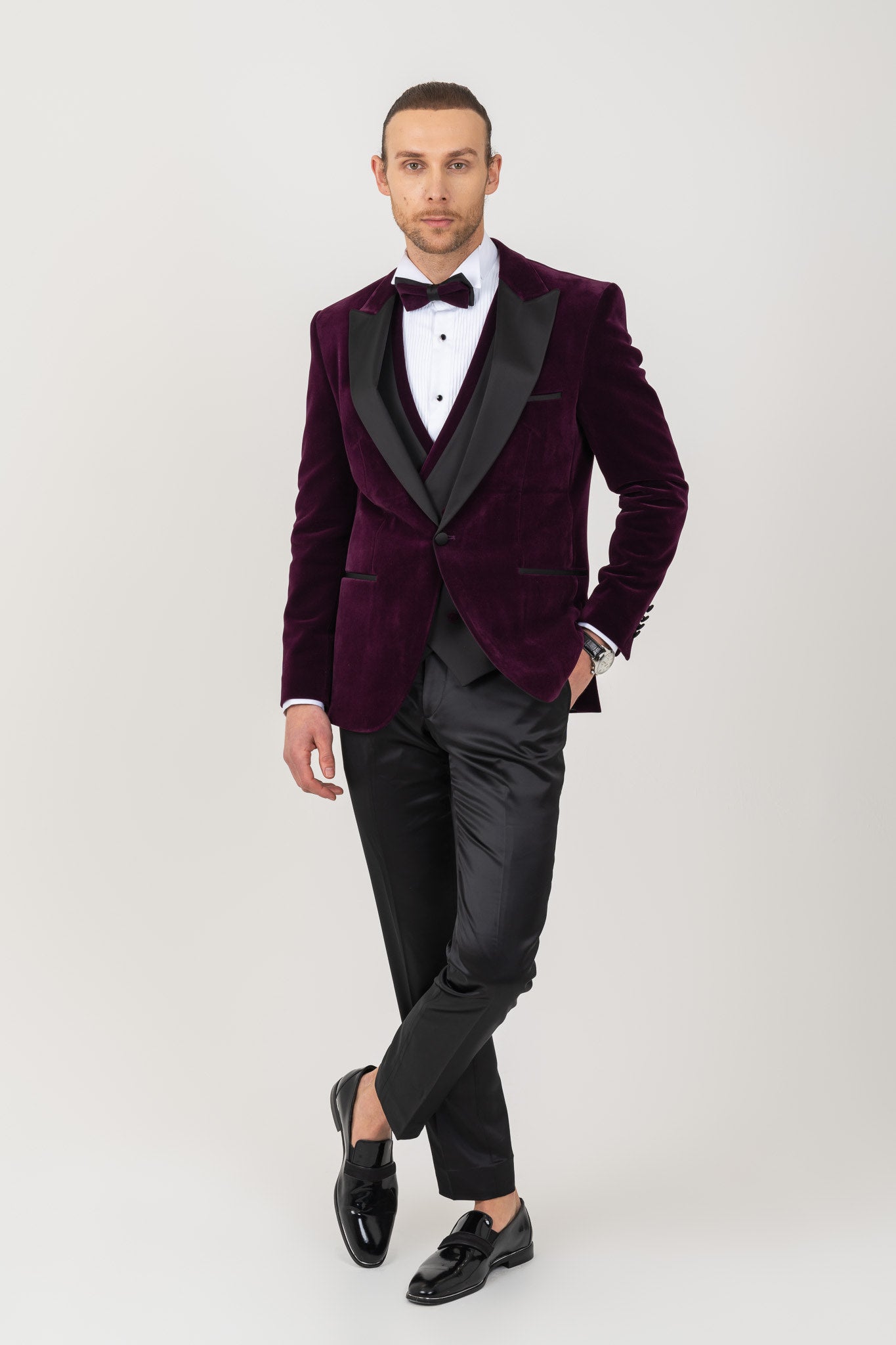 Black Peak Wide Lapel on a Men's Purple Suit