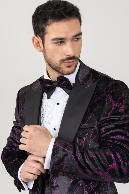 Men's Suit Featuring a Sleek Wide Peak Lapel