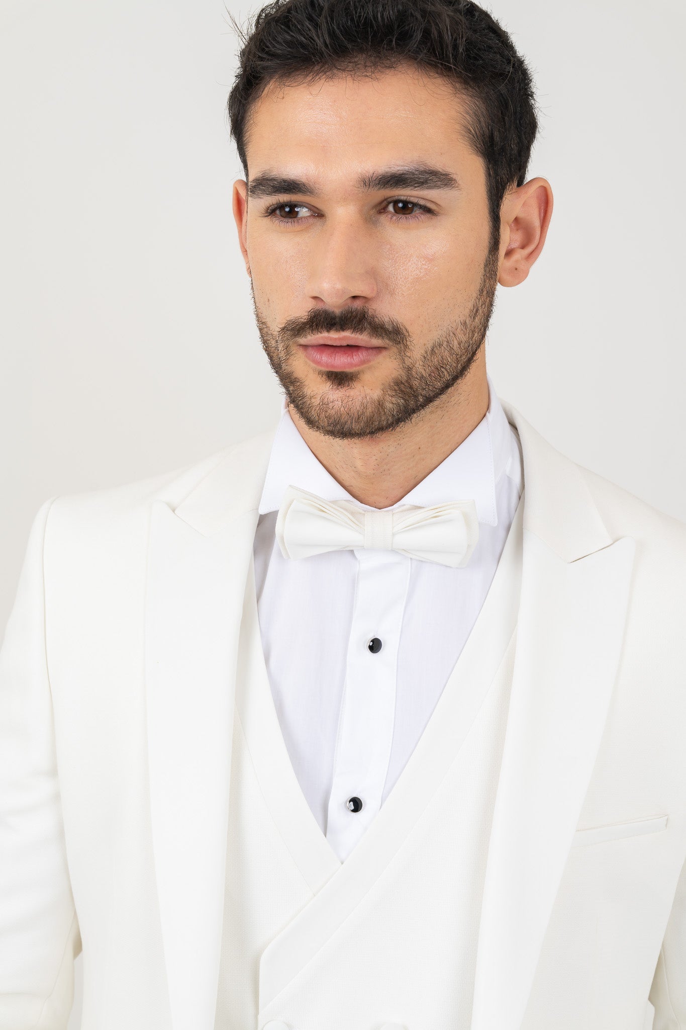 Versatile white suit ideal for all events, showcasing a sleek and sophisticated look.