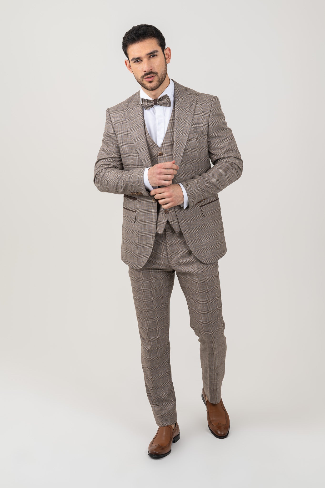Elegant tweed check suit for men with peak lapel