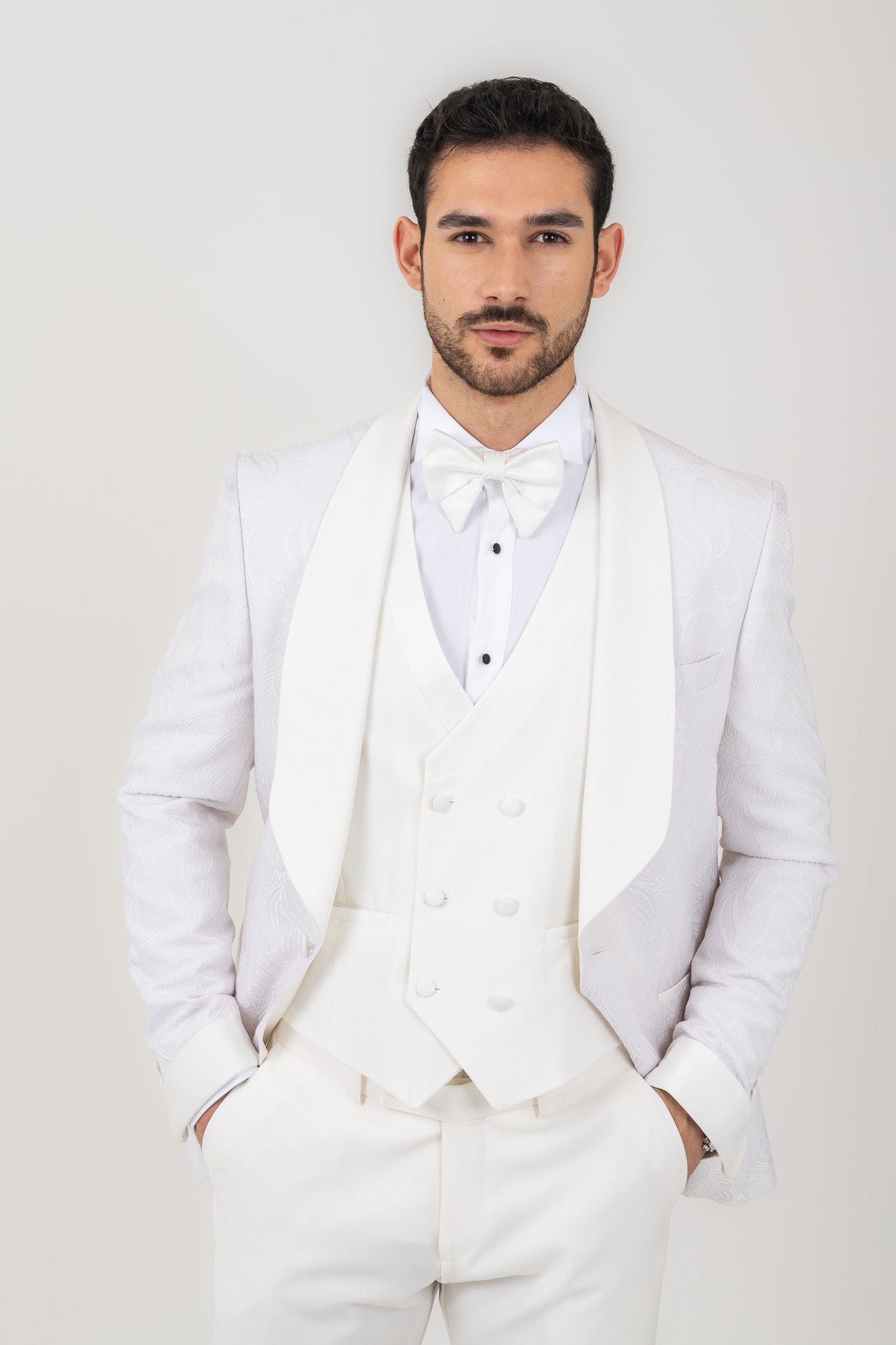 Elegant all-white suit for a sophisticated look.