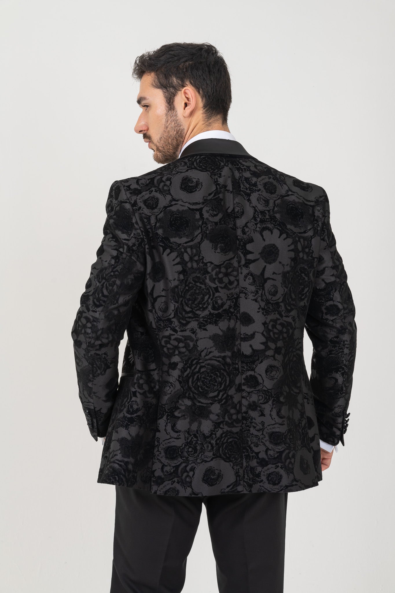 Luxurious Black Men Tuxedo for Weddings and Special Occasions.