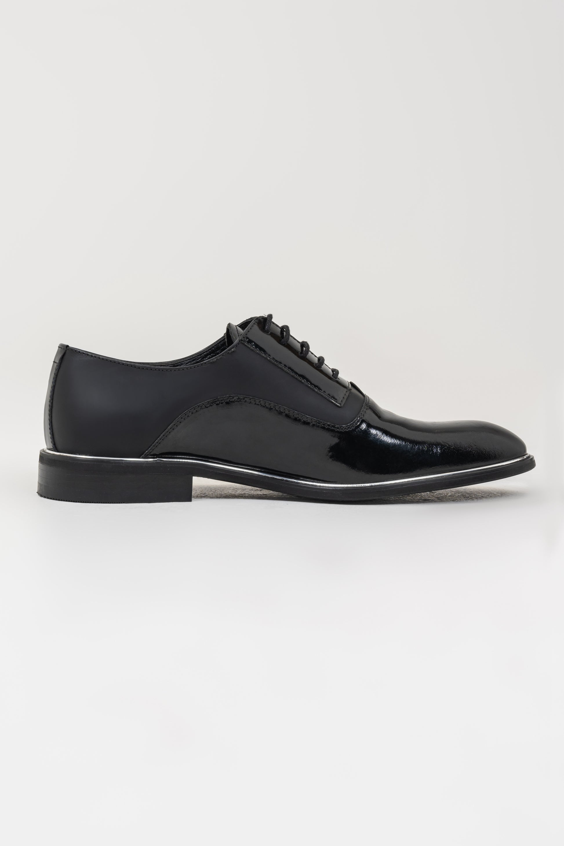 Elegant Derby Shoes in Polished Leather for Sophisticated Style.