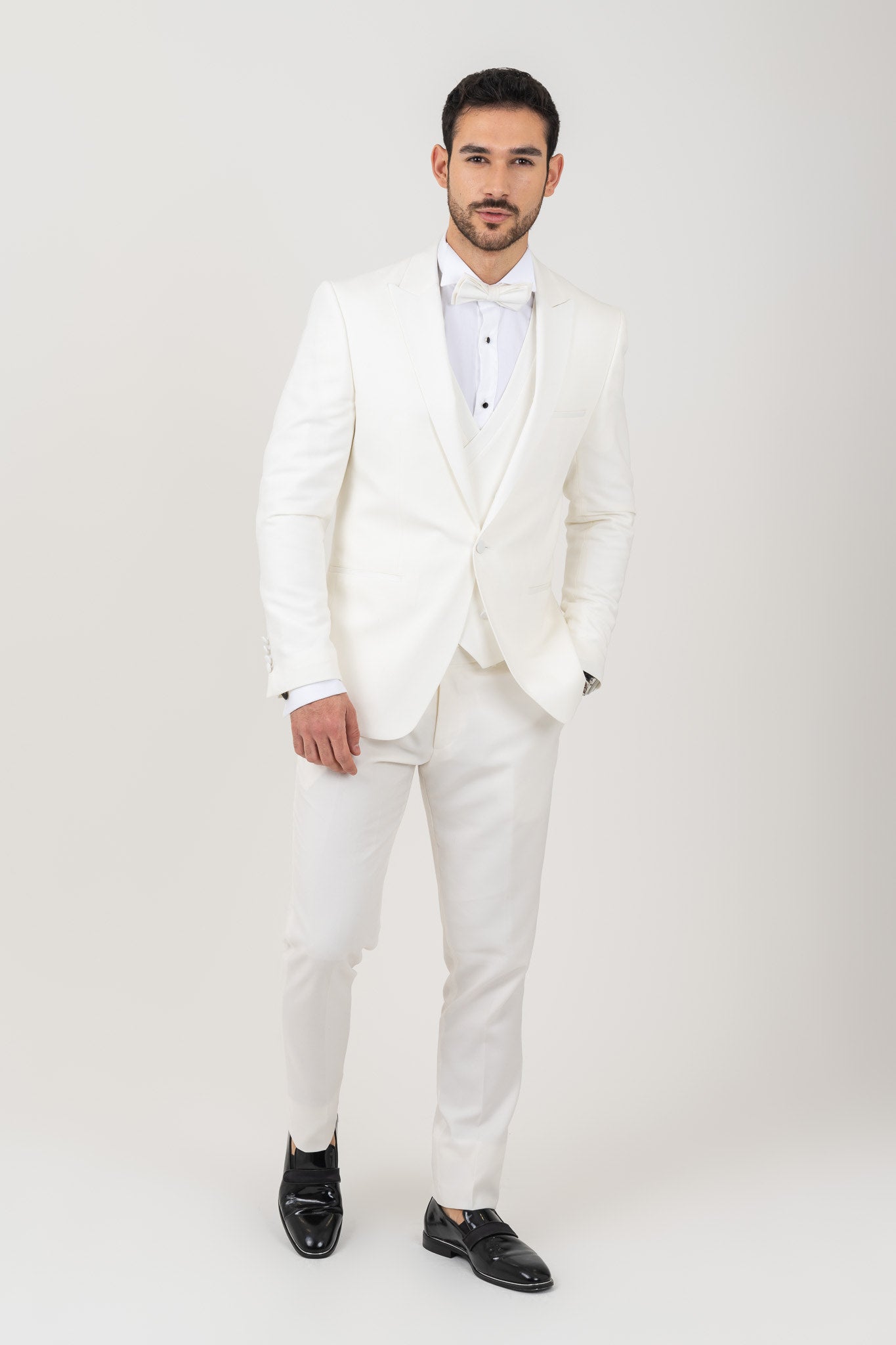 Classic single-breasted men's suit in white, ideal for professional settings or special events.