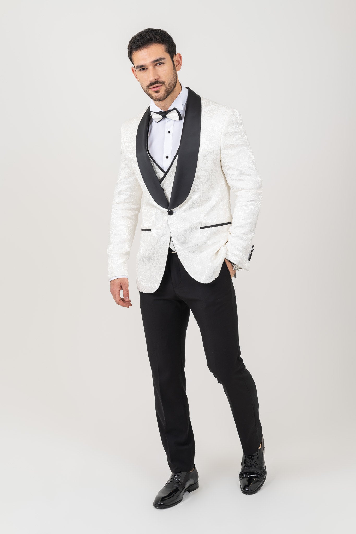 Elegant white tuxedo with a shawl collar, perfect for formal events.