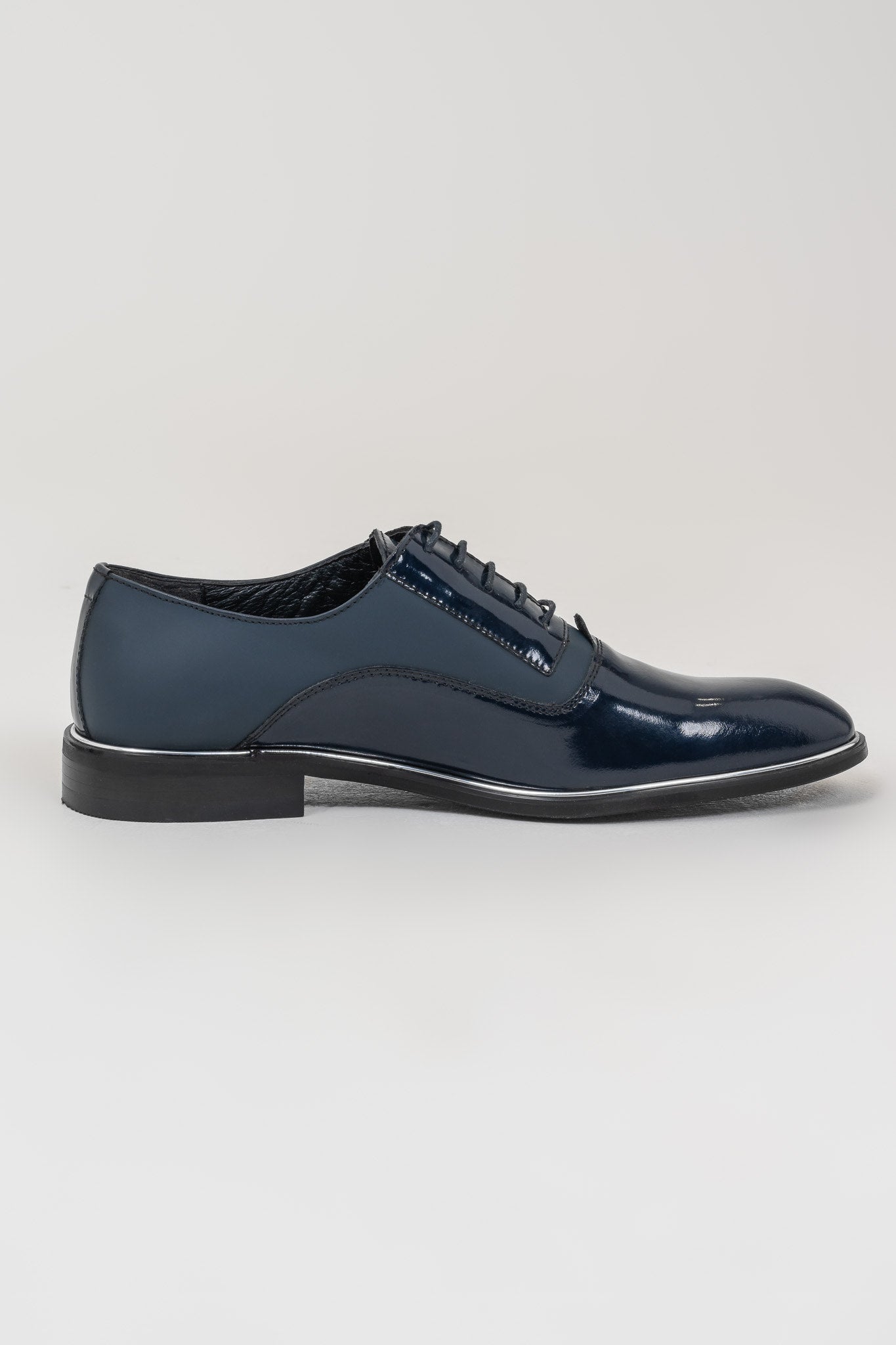 Classic Navy Shoes Designed for Weddings, Adding Elegance to Men's Formal Wear.